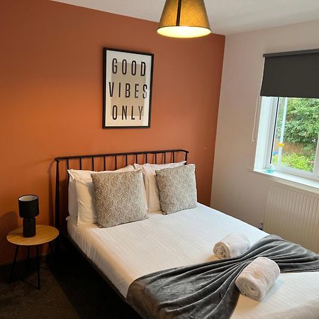 3 Bedroom House With Parking 맨체스터 외부 사진